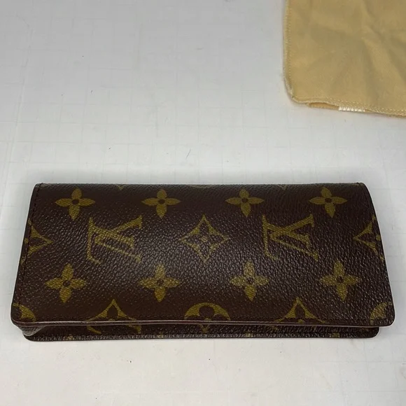 Authentic Louis Vuitton glasses case with lens cleaner and COA - Picture 3 of 9